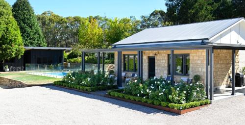 Adelaide Hills luxury cottage spectacular views