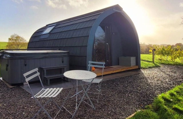 ADERYN POD, family friendly, luxury holiday cottage in Guilsfield