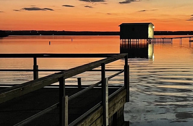 Adjacent to park and 5 min walk to the boat dock!