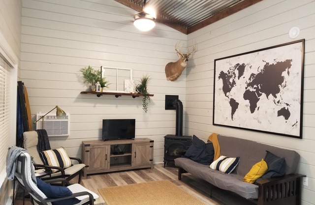 Adonai Cozy Cottage 4 retreat w/mountain views, near Cabot Trail, river access