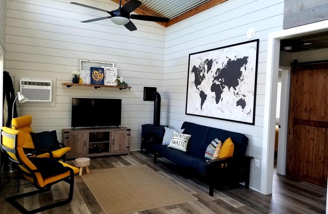 Adonai Cozy Cottage 6 retreat w/mountain views, 10 min from Cabot Trail