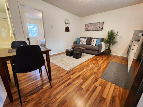 Adorable 1- Bedroom Suite in Langford