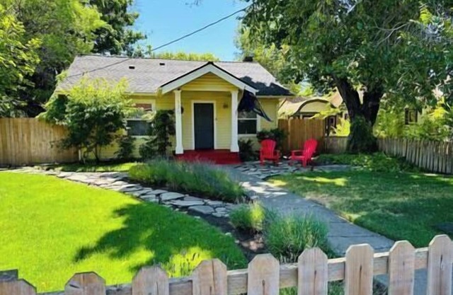 Adorable 3 bedroom 1/2 mile to Downtown & Old Mill