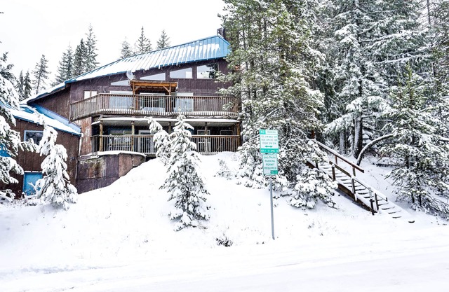 Adorable and Spacious Cabin in the Heart of Government Camp -Close to Ski Access