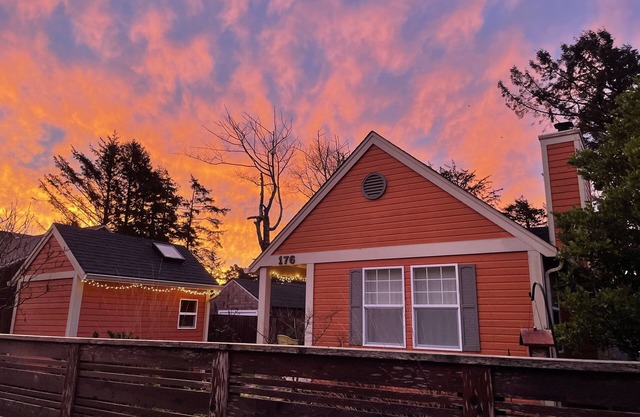 Adorable Cottage, close to beach and town, dog friendly, 30+ days only
