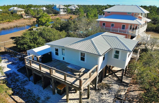 Adorable cottage w/Beach Access