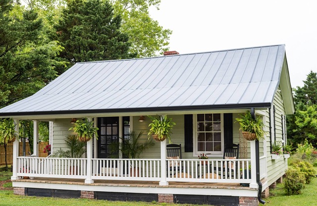 Adorable Main St. Cottage, Couples Retreat