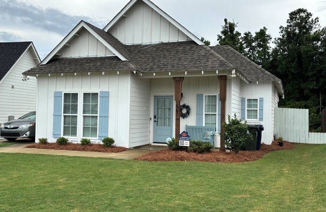 Adorable Single Level Cottage with Covered Porch Close to Campus