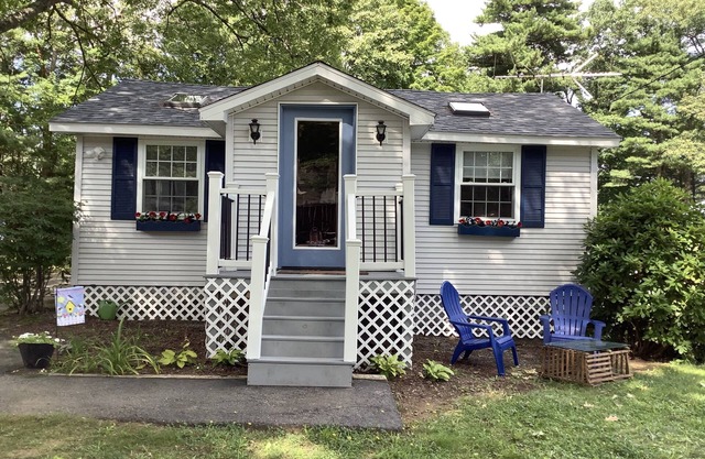 Adorable, super cozy cottage with Lake Winnipesaukee views, 2 miles to Skiing!