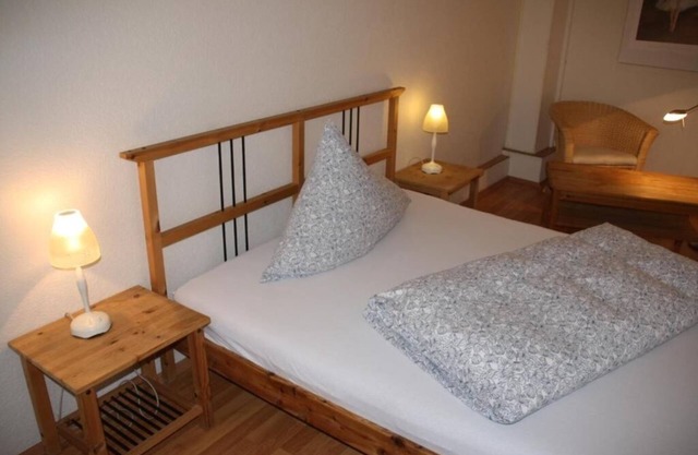 🔧 Affordable accommodation for craftsmen - single room near the highway!