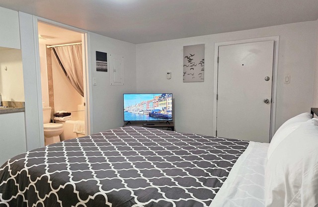 Affordable, Queen Bed, Parking, Downtown, A+, WiFi