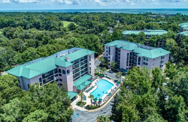 Affordable Suburban Stay with Complimentary Breakfast Near Area Shopping