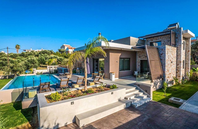 Afroditi Seaview Luxury Villa, 3 minutes from the beach, Daratso Chania