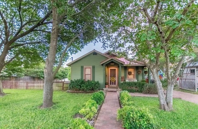 Agape Front Home, Sleeps 2-4, one block off Main St., 50A EV charging plug