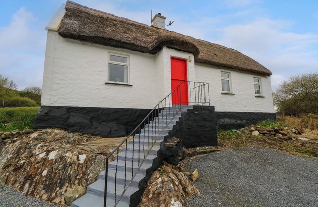 AGGRAFARD, pet friendly, with open fire in Oughterard, County Galway