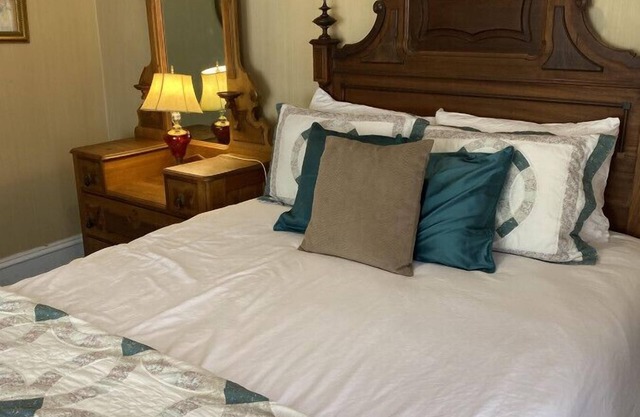 AH #7 · AH #7 Queen Mayo Suite w/Fridge/Micro/Shower/Tub