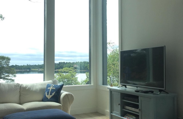 Ahoy!.Oceanfront Family Cottage with Hot Tub, Near South Shore Attractions