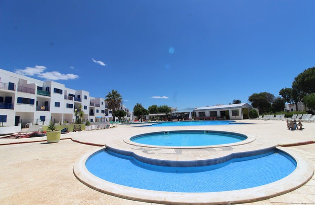 AIR-CONDITIONED 2-BEDROOM APARTMENT IN RESIDENCE WITH LARGE SWIMMING POOL