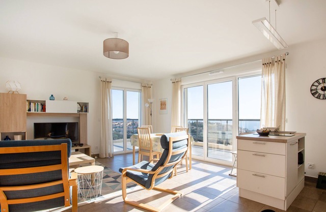 Air-conditioned apartment with pool, garage in a luxury residence
