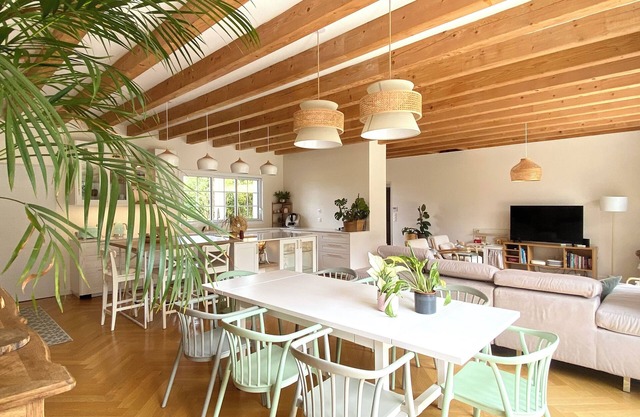 Air-conditioned villa with heated pool and Jacuzzi