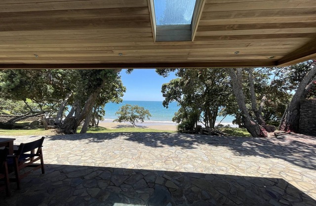 AIRLIE - LUXURY BEACH FRONT
