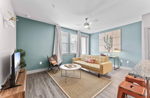 Airy 1BR luxe suite close to Downtown w/fast WiFi