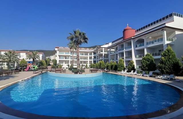 AKBÜK PLACE Recıdance Otel olanakları sunan acık ve kapalı havuz möbleli