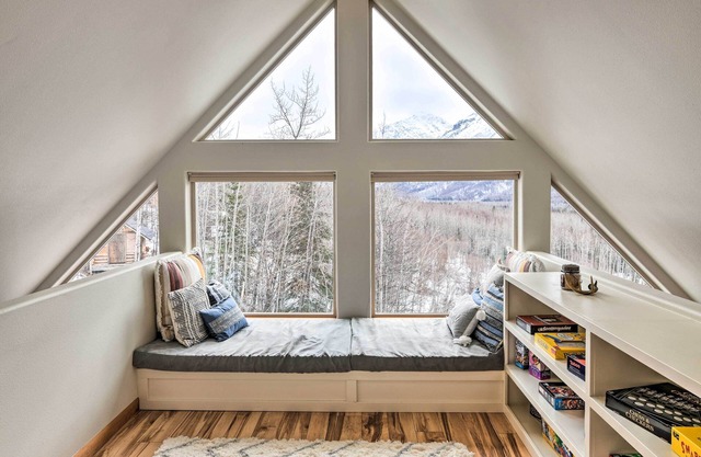 Alaskan Mountain Gem With Private Hot Tub & Gym!