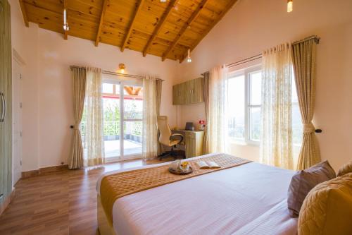 Alaya Stays Clouds Nest 4-BHK Retreat With Terrace & Hill Views by Naukuchiatal