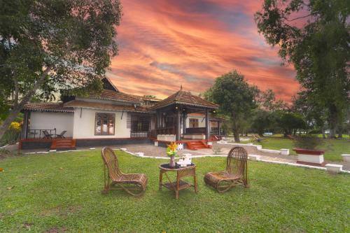 Alaya Stays Vembanad House Heritage Lakeside Villa with Garden