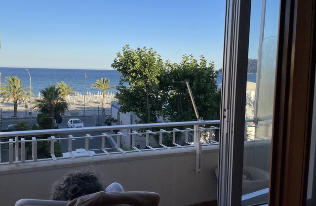 Albenga Sea front, 20 mt from beach, splendid sea view .Smart working, holidays