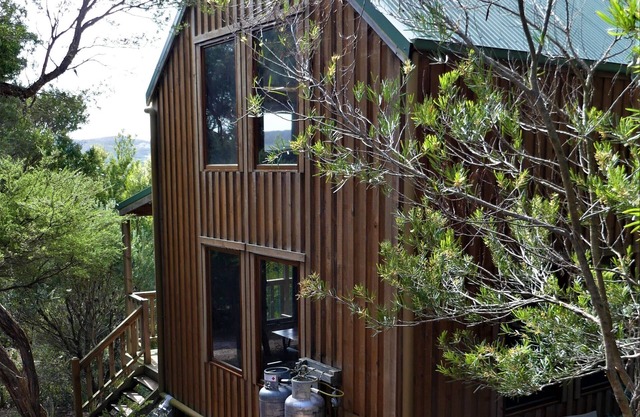 Albie's cottage: Cute secluded timber home on a bush block by the sea
