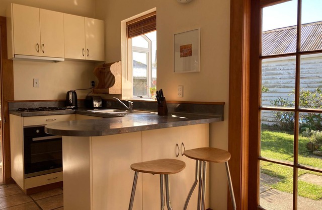 Alison's Garden Cottagen 2-bedroom house in a beachside village in Christchurch