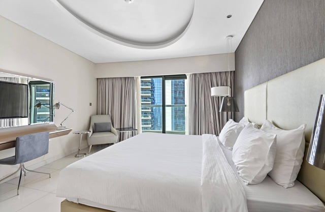 ALiving Luxury 2BR at Damac paramount Tower Business Bay