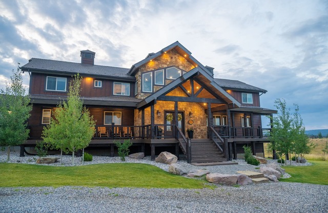 All-Season Luxury MTN Retreat @ Lake w/Hot Tub, Sauna & Near Hiking Trails, YNP