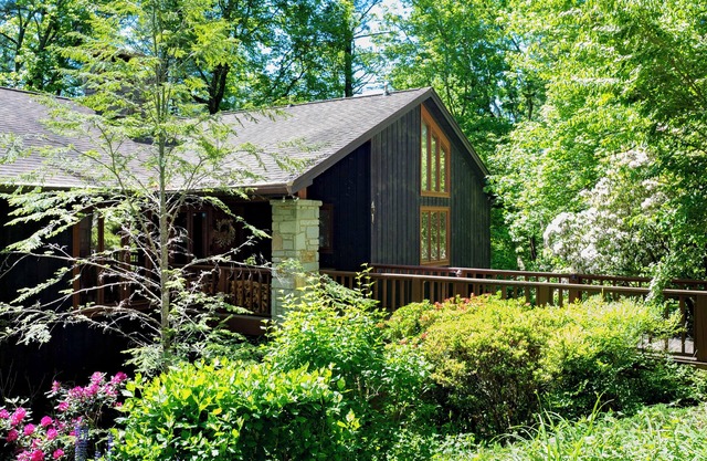 All-Season Mountain Retreat with Resort Access