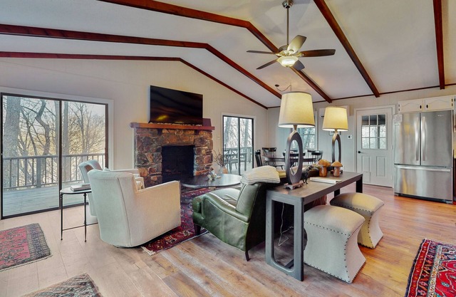 All-seasons Connestee Falls cabin with lake, pool, & athletic courts - fireplace