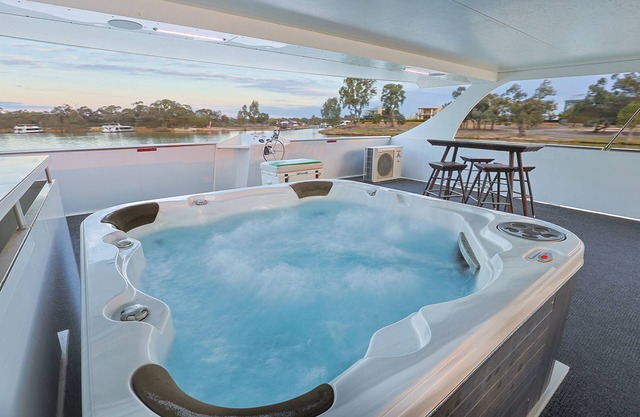 All Seasons Houseboats