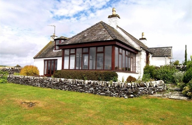 Allanhead Cottage - a cottage that sleeps 8 guests in 3 bedrooms