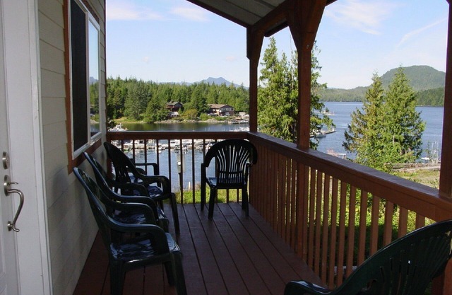 Almost Home VR 5-Bdrm, 5 Bath overlooking Knudson Cove Marina. Fishermen welcome