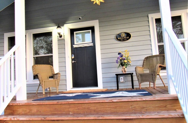 ALMOST NEW cottage in quaint historic downtown Morehead City. Built in 2020.