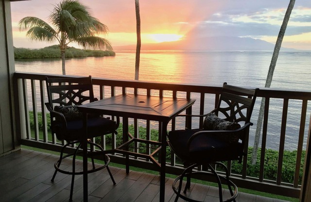 ‘Aloha Kai’ Oceanfront on Molokai, Top Floor, Modern, Peaceful Comfort, Pool