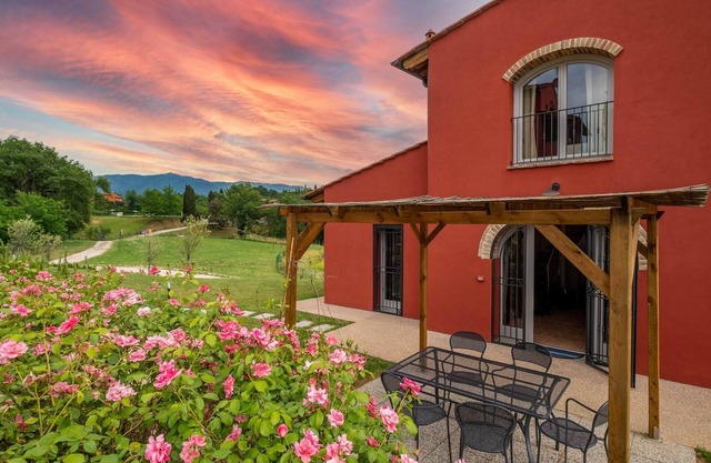 Alone standing flat,private terrace, Wi-Fi, A/C, 2 pools, stunning location.