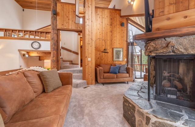 Alpine Getaway - N. Lake Tahoe, Hot Tub, Mountain Views