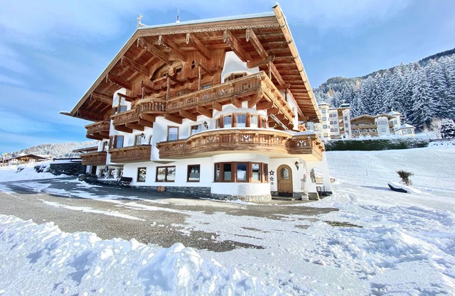 Alpine retreat – ski bus at your doorstep