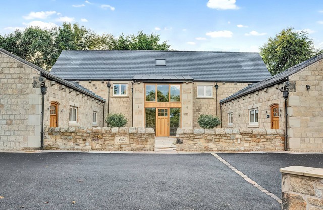 ALSTON HOUSE, family friendly, luxury holiday cottage in Longridge