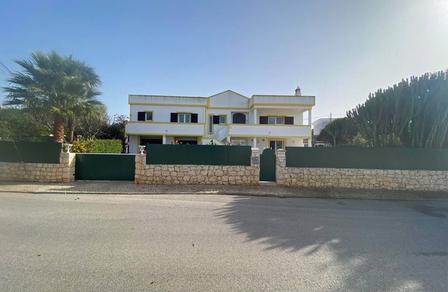 Alvor villa with mountain view. Salt water heatable private pool.