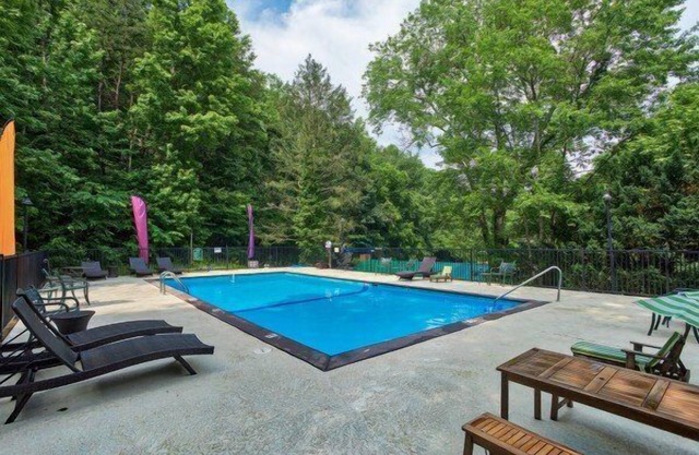 Always Kiss Me Goodnight: Pet Friendly, Free Attraction Tickets, Hot Tub & Pool