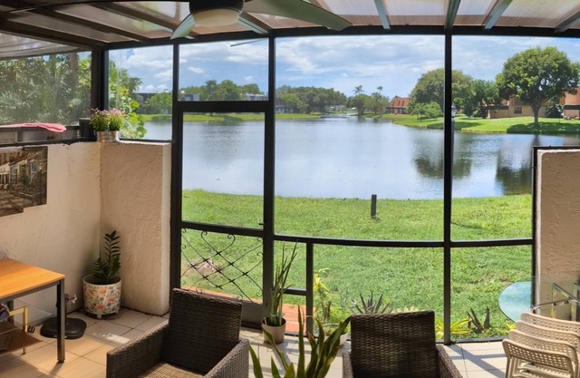 Amazing 2-bedroom lakefront apartment with AC in Pembroke Pines