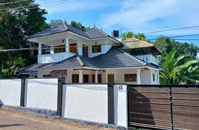 Amazing 4-bedroom house with AC in vibrant in Near Kottayam Town